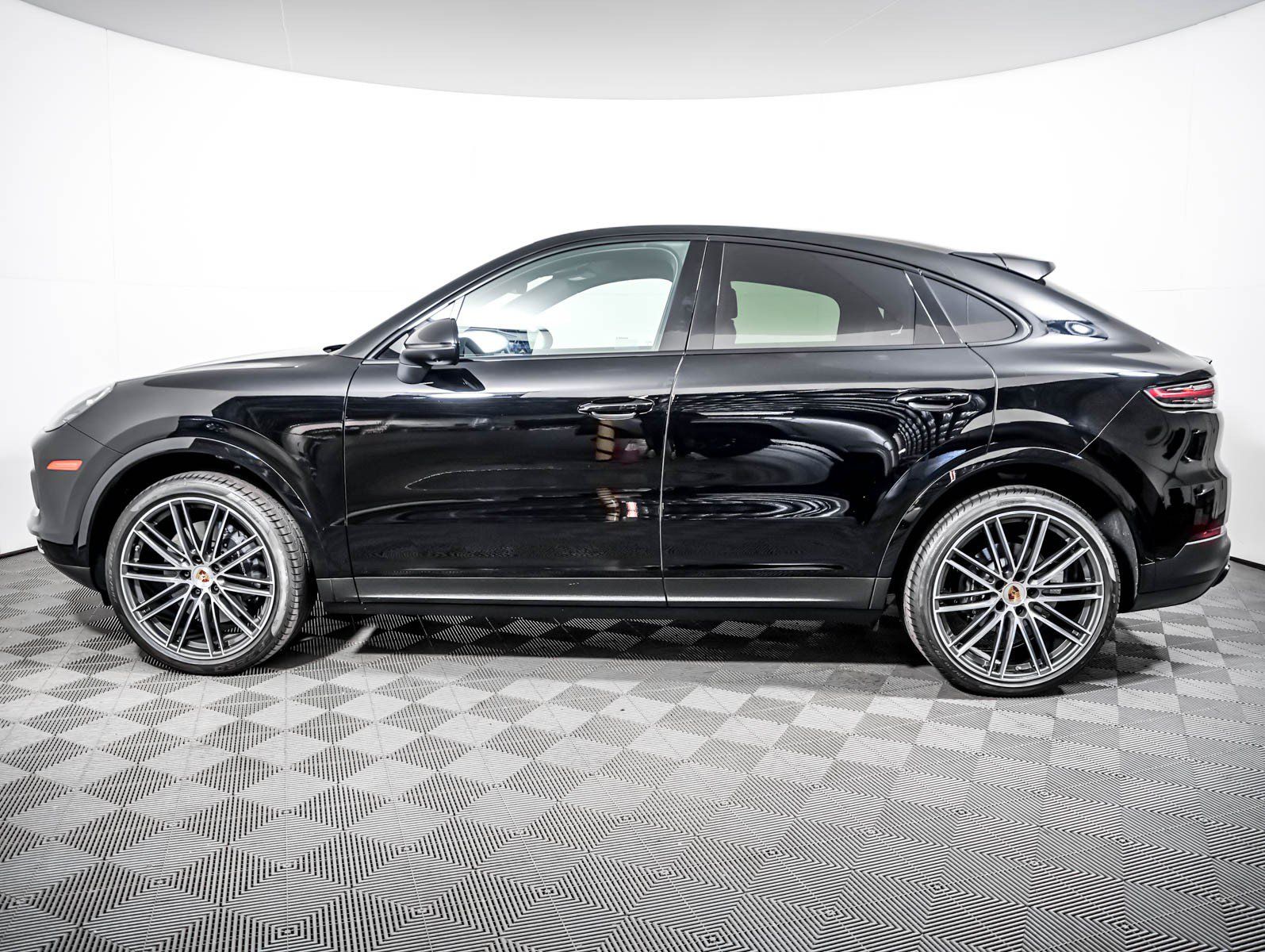 Certified 2023 Porsche Cayenne Platinum Edition w/ Towing Package w/o Tow Ball AWD/4WD image 2