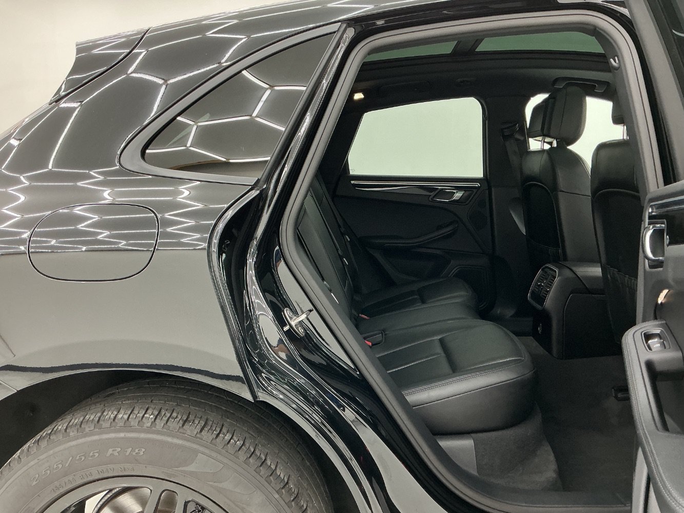 Used 2018 Porsche Macan AWD/4WD image 21