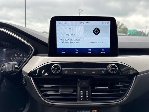 Used 2022 Ford Escape SE w/ SE Sport Appearance Package image 17