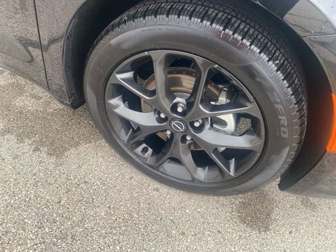 Used 2025 Chrysler Pacifica Limited image 3