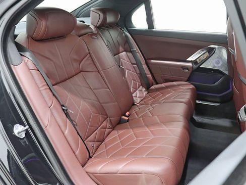 Used 2023 BMW i7 xDrive60 w/ Executive Package 2 image 33