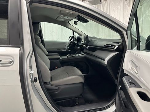 Used 2025 Toyota Sienna LE FWD image 59