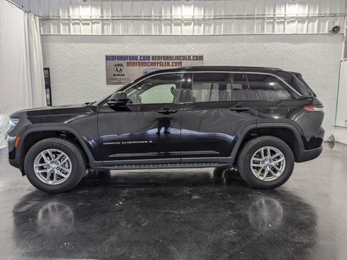 Used 2024 Jeep Grand Cherokee Laredo X image 2
