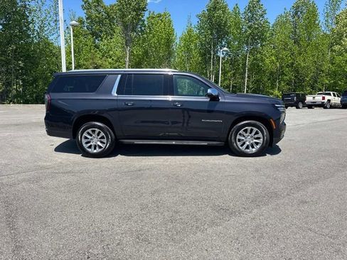 Used 2025 Chevrolet Suburban Premier AWD/4WD image 3