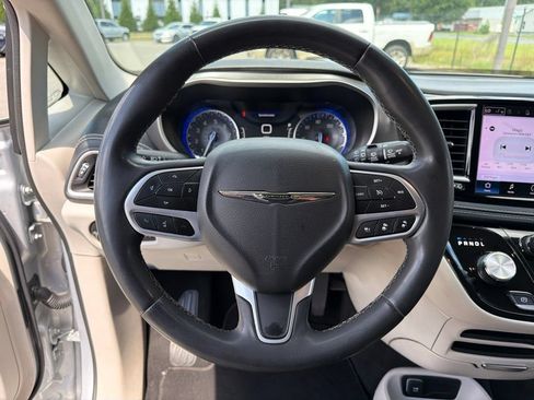 Used 2023 Chrysler Pacifica Touring-L FWD image 15
