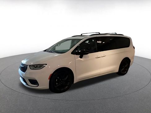Used 2025 Chrysler Pacifica Limited FWD image 8