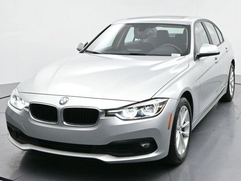 Used 2018 BMW 320i xDrive Sedan w/ Convenience Package AWD/4WD image 3