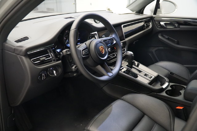 Certified 2026 Porsche Macan AWD/4WD image 4