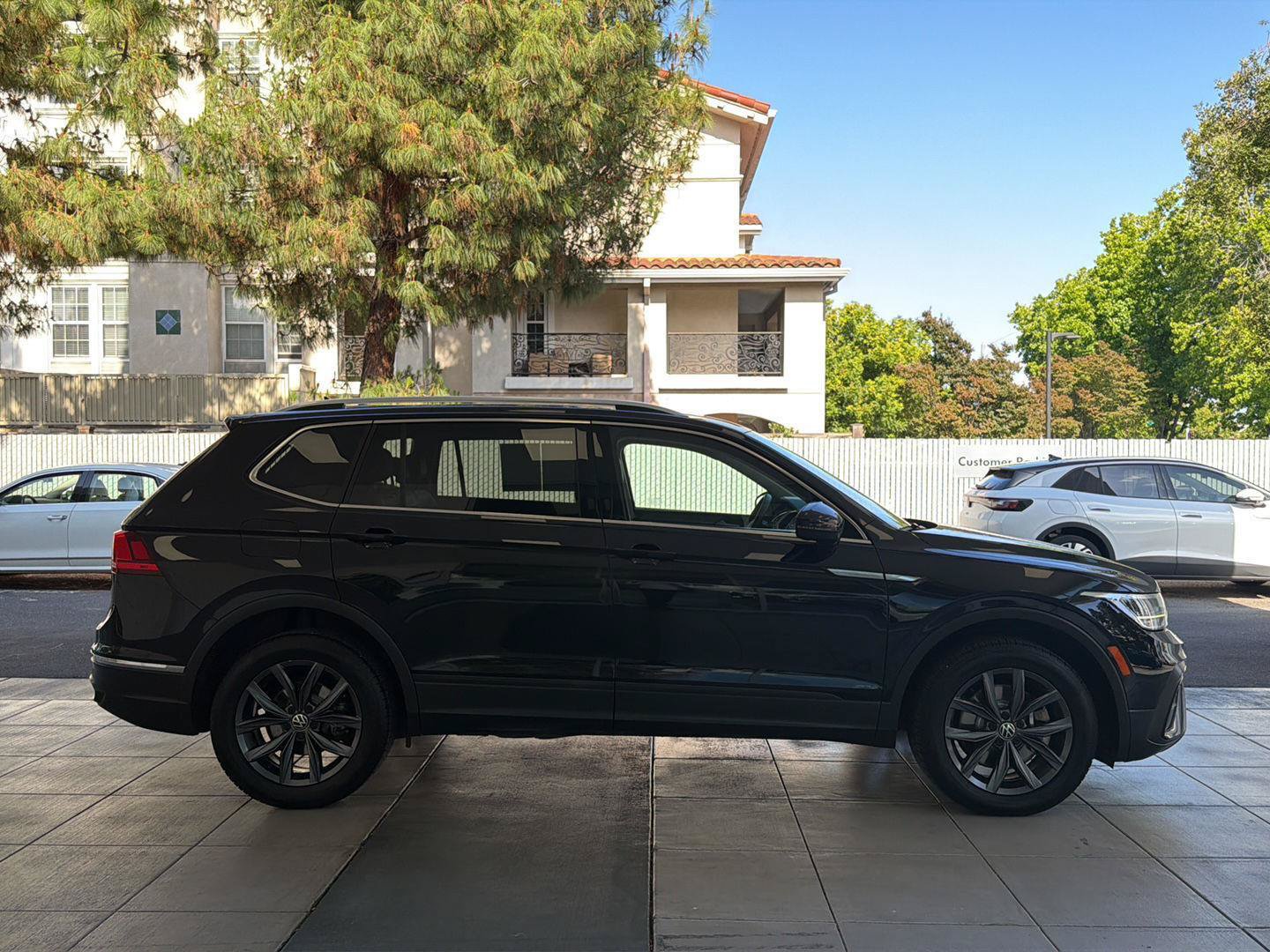 Certified 2022 Volkswagen Tiguan SE w/ Panoramic Sunroof Package AWD/4WD image 6