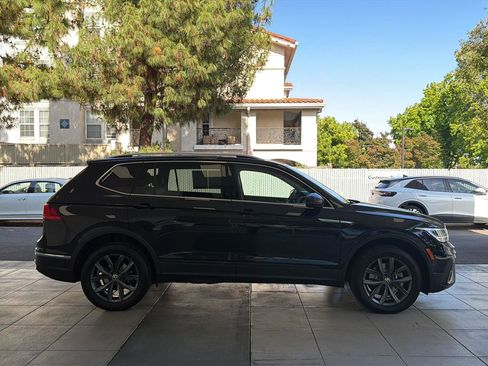 Certified 2022 Volkswagen Tiguan SE w/ Panoramic Sunroof Package AWD/4WD image 6