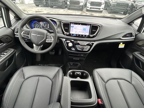 New 2026 Chrysler Pacifica Select image 10