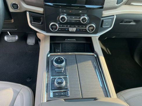 Used 2024 Ford Expedition Limited image 12