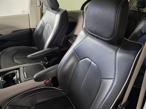 Used 2023 Chrysler Pacifica Limited image 12