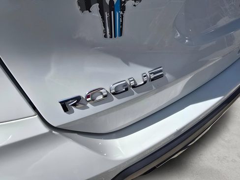 Used 2020 Nissan Rogue S FWD image 18