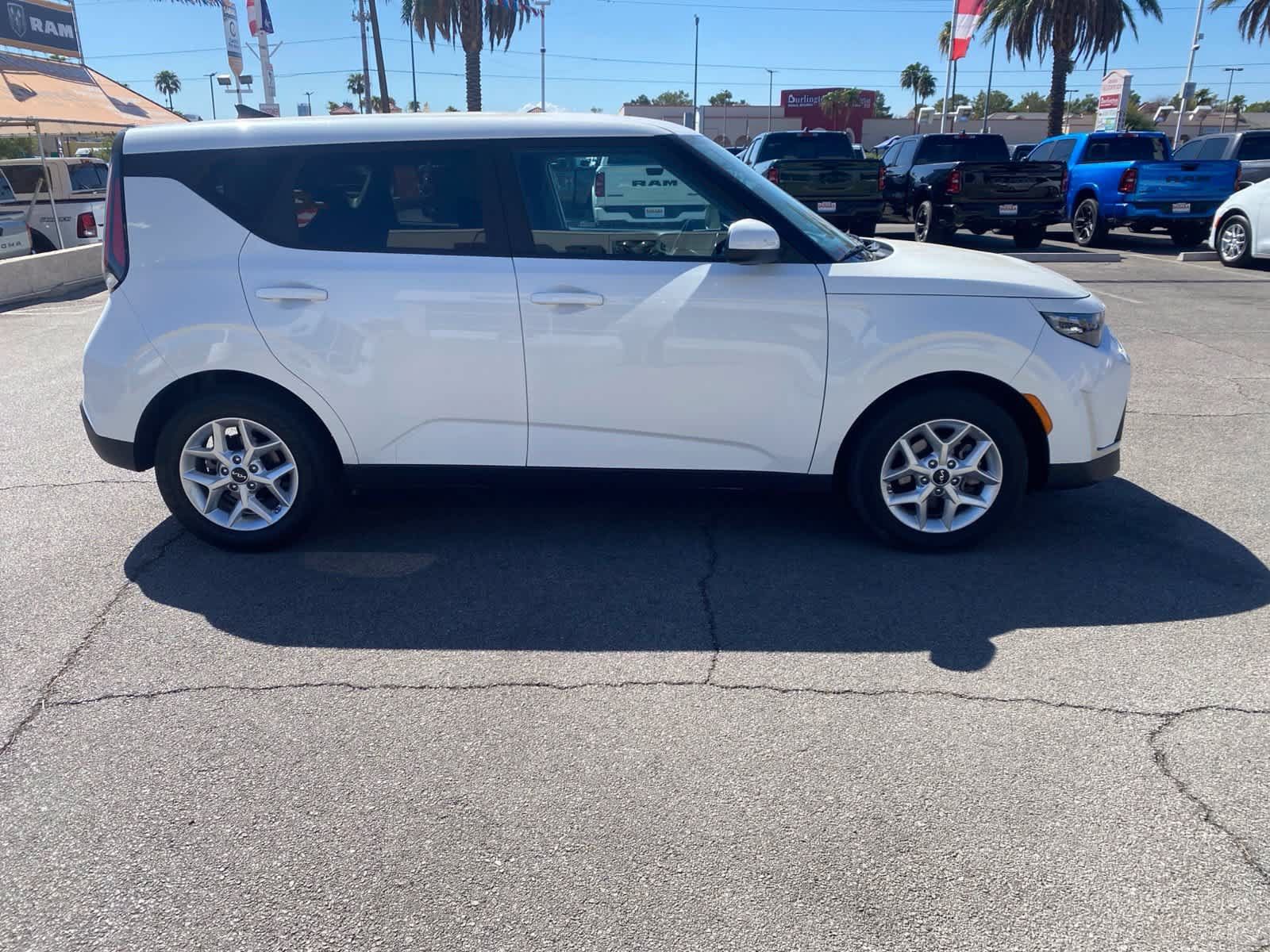 Used 2025 Kia Soul LX w/ LX Technology Package FWD image 5