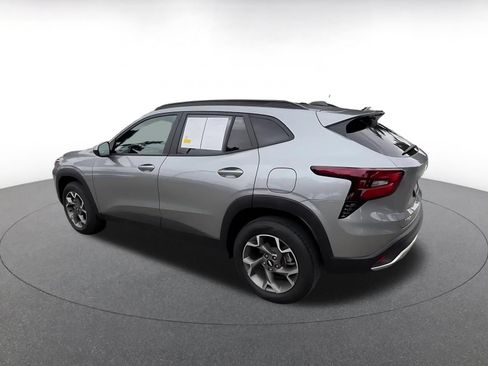 Used 2025 Chevrolet Trax LT FWD image 10