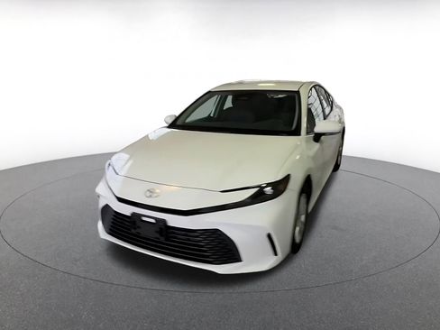 Used 2025 Toyota Camry LE image 6