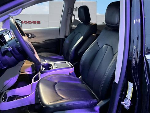 Used 2024 Chrysler Pacifica Select image 11