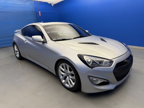 Used 2013 Hyundai Genesis 2.0T RWD image 2
