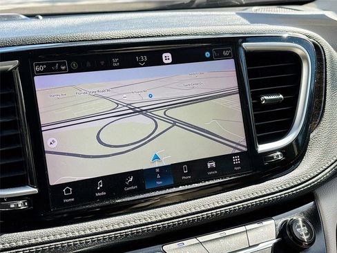 Used 2021 Chrysler Pacifica Limited image 14