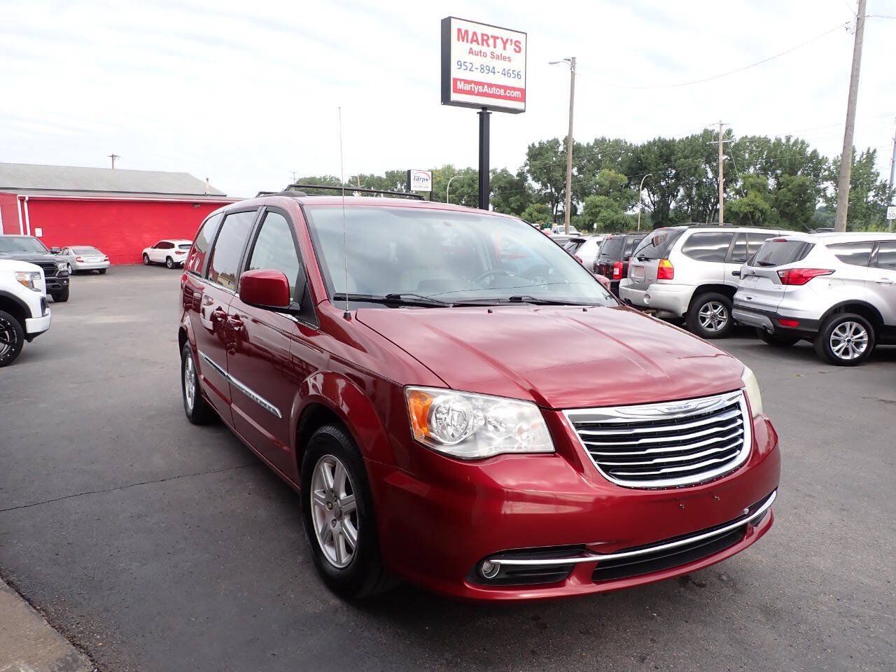 Used 2013 Chrysler Town & Country Touring FWD image 1
