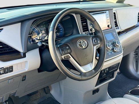 Used 2020 Toyota Sienna XLE image 4