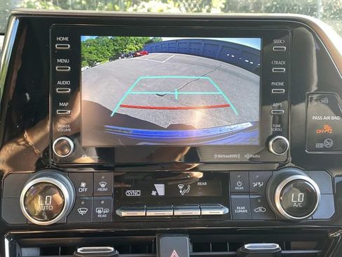 Used 2022 Toyota Highlander LE FWD image 30