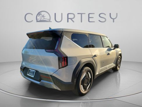 New 2026 Kia EV9 Light RWD image 3