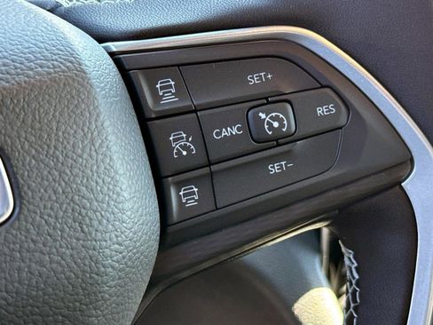 New 2025 Jeep Grand Cherokee Altitude image 16