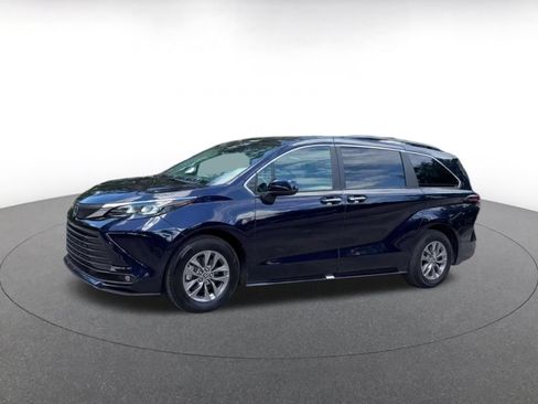 Used 2025 Toyota Sienna XLE FWD image 7