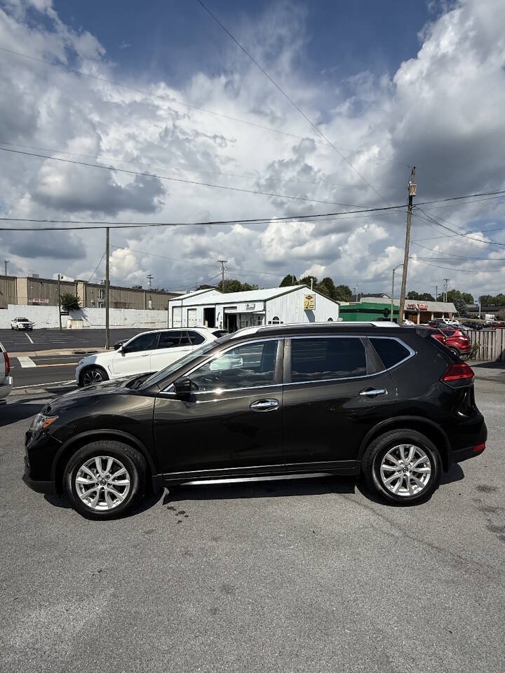 Used 2017 Nissan Rogue SV w/ SV Premium Package AWD/4WD image 2