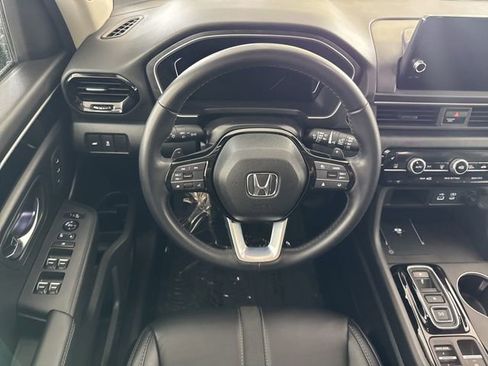 Used 2025 Honda Pilot Touring image 29