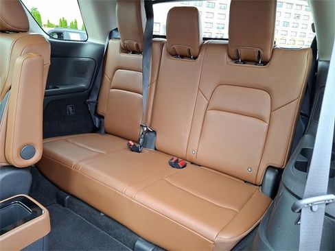 Used 2023 Nissan Pathfinder Platinum image 11