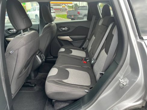 Used 2018 Jeep Cherokee Latitude w/ Safety Group AWD/4WD image 18