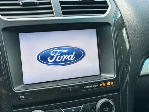 Used 2016 Ford Explorer XLT w/ Equipment Group 202A FWD image 17
