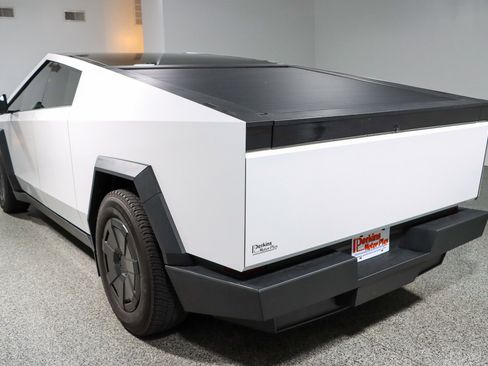 Used 2024 Tesla Cybertruck AWD Crew Cab image 9