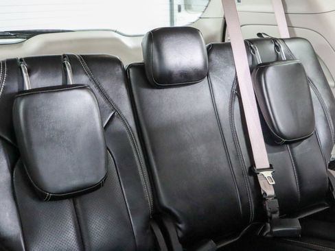 Used 2023 Chrysler Pacifica Touring-L FWD image 29