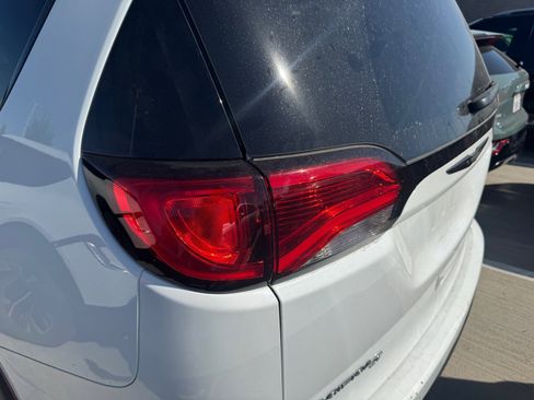 Used 2019 Chrysler Pacifica Touring-L Plus w/ S Appearance Package image 7