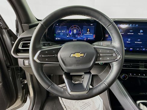 Used 2025 Chevrolet Traverse LT FWD image 11