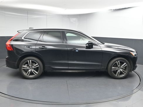 Used 2021 Volvo XC60 T5 Momentum w/ Premium Package image 9