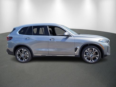 Used 2026 BMW X5 xDrive50e image 8
