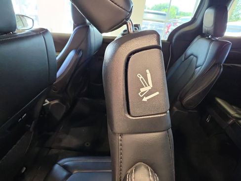 Used 2026 Chrysler Pacifica Select FWD image 32