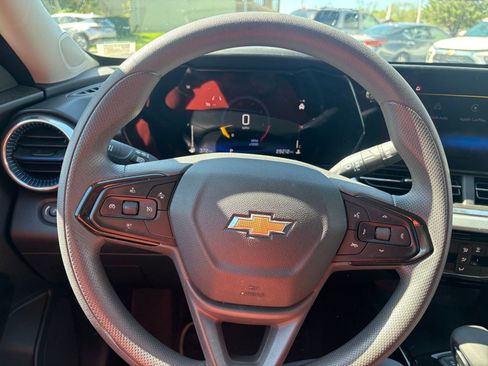 Used 2025 Chevrolet Trax LT image 33