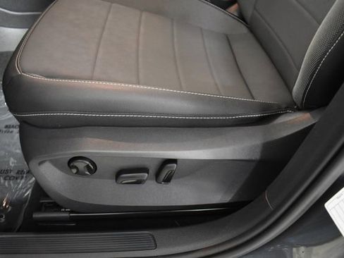 Used 2024 Volkswagen Taos SE FWD image 12