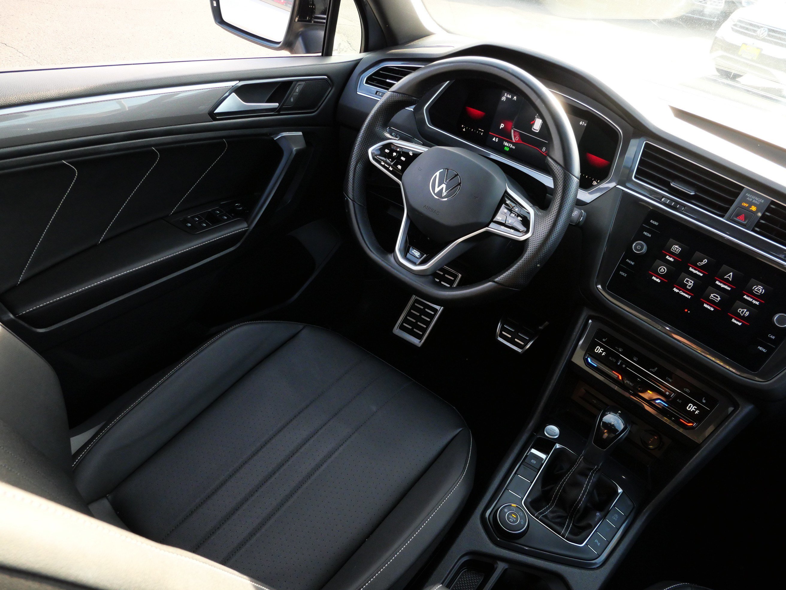 Certified 2023 Volkswagen Tiguan SE R-Line AWD/4WD image 9
