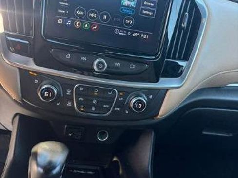 Used 2022 Chevrolet Traverse Premier FWD image 12