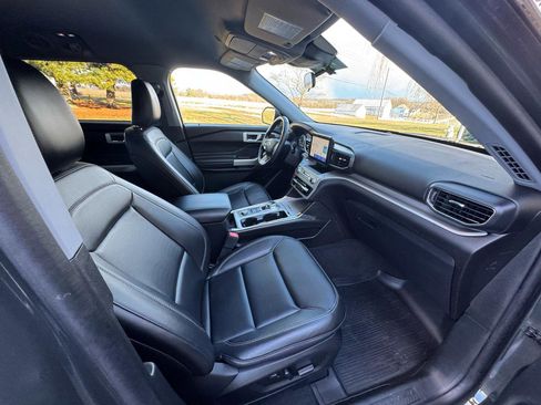 Used 2022 Ford Explorer XLT w/ Equipment Group 202A AWD/4WD image 13
