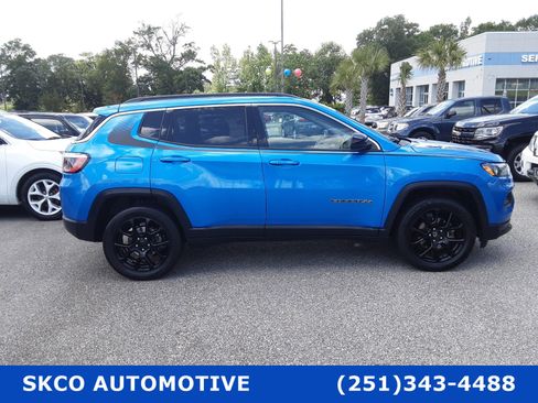 Used 2022 Jeep Compass Latitude w/ Mopar Graphics Package image 6