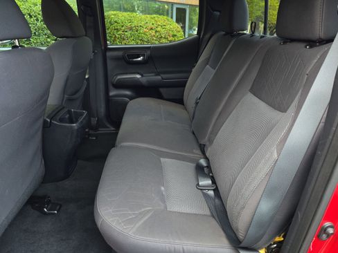 Used 2016 Toyota Tacoma TRD Sport w/ Towing Package image 9