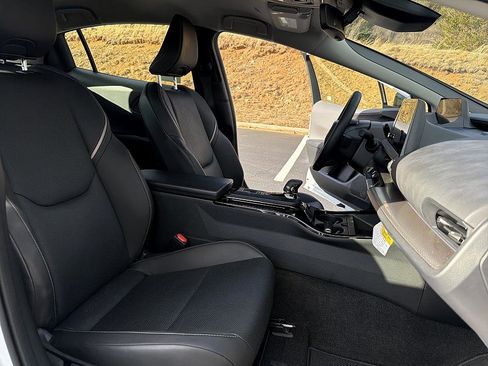 Used 2025 Toyota Prius XLE image 19